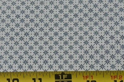 Por 1/2 yarda, vintage, azul marino geométrico sobre edredón de algodón crema, Concord/Kessler, P120 Foto 1 de 4