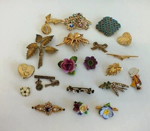 23 X ANIMAL RELATED JEWELLERY INCLUDES BROOCHES, PINS, BADGES A.J. BROWN STAMPED - Picture 1 of 4