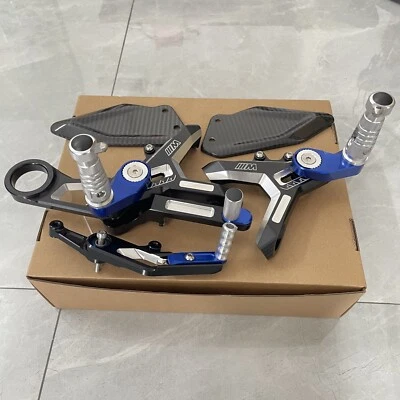 Reposapiés ajustable de fibra de carbono apto para BMW S1000RR 2019-2024 Foto 1 de 4