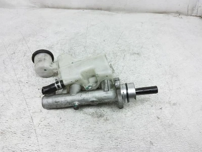 Главный цилиндр тормозного усилителя 2003-2008 Toyota Matrix 47201-02290 - Изображение 1 из 4