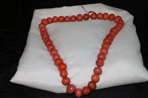 Antiguo collar de cuentas de vidrio coral Sherpa vintage de 24" de largo en cuerda roja - Imagen 1 de 7