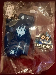 Disneyland Resort 60th Anniversary Pin and Lanyard Clear Ticket Holder Neu - Bild 1 von 5