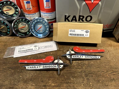 61776-61T STERNEMBLEME MIT HALTESATZ KOMPLETT TANKEMBLEME TANKSCHILDER  HARLEY®  - Bild 1 von 4