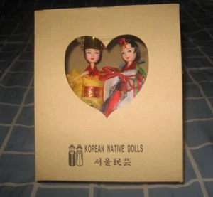 Nagelneu in Kunststoff Vitrine KOREANISCHE PUPPEN traditionelle Kleidung mit orig Box - Bild 1 von 4