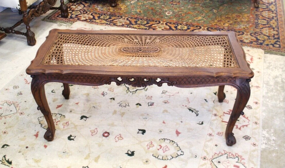 Французский антикварный дубовый журнальный столик эпохи Людовика XV | резная рама и стеклянная вставка - Изображение 1 из 4