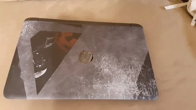 HP Star Wars Edición Especial 15-an050nr 15,6 pulgadas - 1 TB, Intel i5-6600U 6 GB de RAM Foto 1 de 3