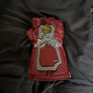 Marvel Avengers Endgame Red Infinity Gauntlet Electronic Fist Lights & Sounds 5+ - Picture 1 of 4