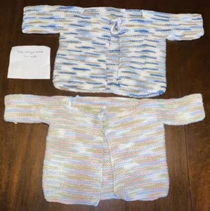 Juego de 2 suéteres de punto de ganchillo hechos a mano 3-6 meses blancos rosas verdes azules -NUEVO -F2 - Imagen 1 de 22