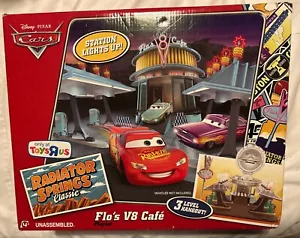 Disney Pixar Cars Flo’s V-8 Cafe Radiator Spring Classic Spielset Toys R Us Excl - Bild 1 von 7