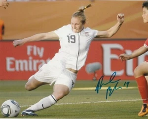 ¡FOTO DE FÚTBOL DE MUJER RACHEL BUEHLER VAN HOLLEBEKE FIRMADA EN EE. UU. 8x10! Autógrafo - Imagen 1 de 1