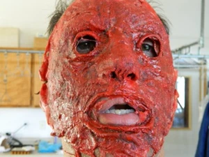 HALLOWEEN HORROR MOVIE PROP - Bloody Skinned Face Mask - Picture 1 of 1