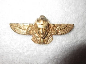 Broche Renacimiento Egipcio De Colección Esfinge Alada Faraón Tono Dorado Sin Firmar Excelente - Imagen 1 de 14