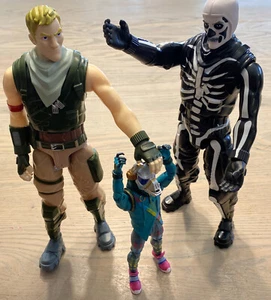 Lote de 3 figuras de acción Fortnite - 6” DJ Yonder 12” Jonesy Skull Trooper! Jazwares - Imagen 1 de 12