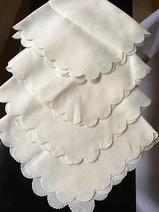 FOUR VINTAGE CREAM WOVEN POLYESTER LARGE TABLE NAPKINS~16" PLAIN DESIGN - Picture 1 of 2