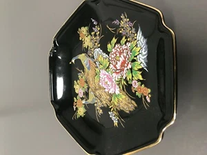 VINTAGE JAPANISCHER DEKORATIVER PORZELLAN TELLER SCHWARZ MIT PFAU UND BLUMEN  - Bild 1 von 4