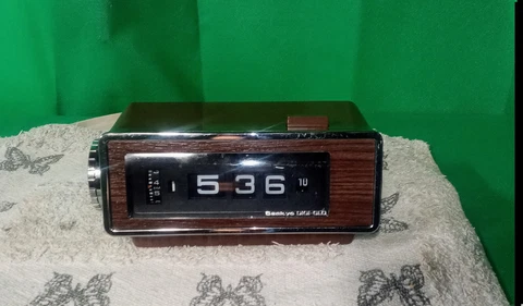 Vintage Rare Sankyo DIGI-GLO Flip Clock Alarm Digital Clock Model No. 511 Tested Cover