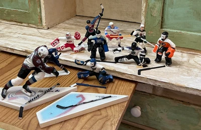 Лот винтажных хоккейных фигурок и аксессуаров для смешанных команд 1997–2003 НХЛ - Изображение 1 из 4