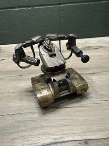 2009 Playmates Toys Terminator Salvation T-1 Tank Robot Figur (1 Rakete) - Bild 1 von 4