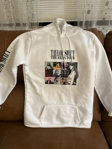 Taylor Swift Eras Tour Style Hoodie weiß Collage Grafik ohne Etikett Sweatshirt LESEN - Bild 1 von 15