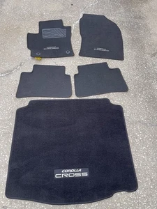 Alfombrillas cruzadas y alfombrillas de carga originales Toyota Corolla 2022-2024 PT919-16230-20 - Imagen 1 de 3