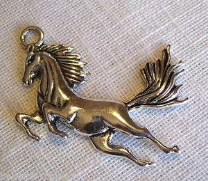 GRAND CHARM / BRELOQUE / PENDENTIF - CHEVAL GALOP ** 5 x 4 cm ** argenté - 069 - Picture 1 of 2