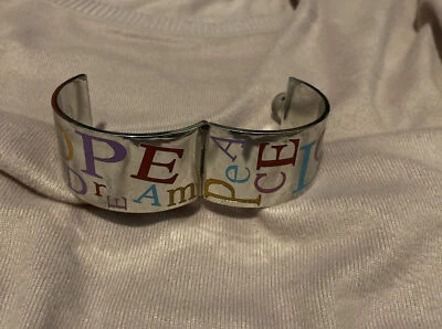 Pulsera de metal Good Works marca la diferencia con esperanza, amor, paz y sueño Foto 1 de 4