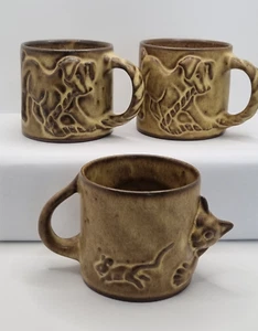 3 Rija Studio Pottery Mugs Cat & Dogs Stoneware Cups Devon England Vintage Rare - Foto 1 di 15