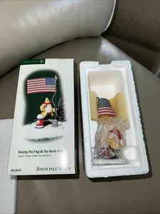 DEPT 56 HISSEN DER FLAGGE AM NORDPOL DORF WEIHNACHTEN 56820 - Bild 1 von 3