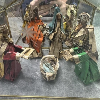 Belén hecho a mano papel maché exhibición vidrio latón pesebre escena Foto 1 de 4