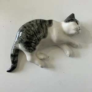 Mike Hinton England Ceramic Relaxed Playful Tabby Cat Figurine *signed* - Picture 1 of 8