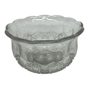 Cuenco de vidrio de corte transparente vintage con borde festoneado y patrón de diamante alternativo de 7" - Imagen 1 de 9