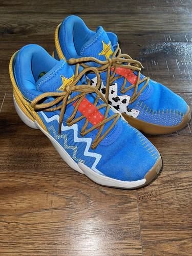 adidas Toy Story x D.O.N. Scarpe da basket numero 2 J Woody FX1595 taglia 5 5