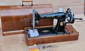 Singer 66K Hand Crank sewing machine with bentwood case. - Foto 1 di 18
