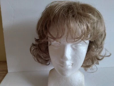 Peluca Fashion Club Designs by TWC rubia clara 100 % modacrílica fibra hecha en Japón Foto 1 de 4