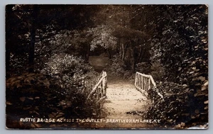 Ponte rustico attraverso l'outlet Brantingham Lake NY Adirondacks Henry Beach RPPC L4 - Foto 1 di 3