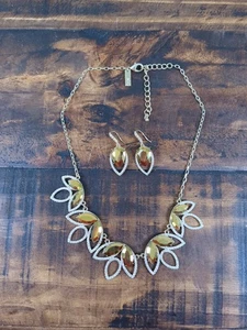 Collar llamativo tono dorado y diamantes de imitación con pendientes colgantes a juego - Imagen 1 de 5