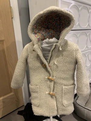 Abrigo con capucha Sherpa Mini Boden para niñas talla 4/5  Foto 1 de 4