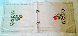 Corredor pequeño bordado vintage hecho a mano con flores - Imagen 1 de 6