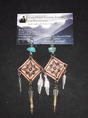Pendientes de cuero hechos a mano del suroeste con dijes de plumas y flechas y... Foto 1 de 3