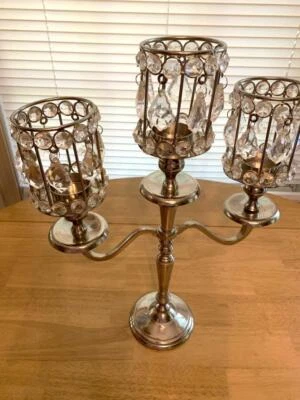 Candelabro 3 Braços Castiçal Tom Dourado Casamento Casa Mesa Central Peça com Prismas - Imagem 1 de 4