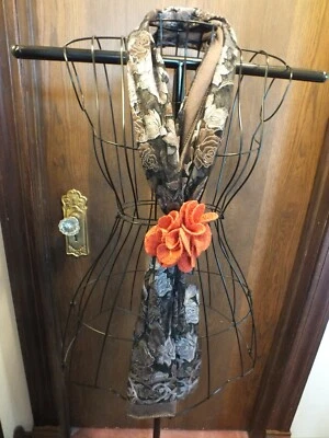 Collar Bufanda Reciclado Reutilizado Hecho a Mano Flor Clip Pin Negro Marrón Naranja Foto 1 de 3