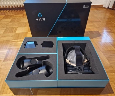 HTC Vive VR Set mit 2 Base Stations 2 Controllern Deluxe Audio Strap OVP - Bild 1 von 4