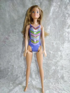 Mattel Barbie Strandpuppe blau Badeanzug FJD97 - Bild 1 von 16