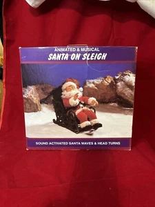 Animierter und musikalischer Weihnachtsmann auf Schlitten Test funktioniert Sound aktiviert - Bild 1 von 9