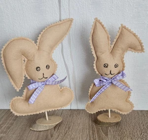 2 Osterhasen Stoff Tischdeko Frühling Handarbeit Geschenk sand Stoffhase - Bild 1 von 2