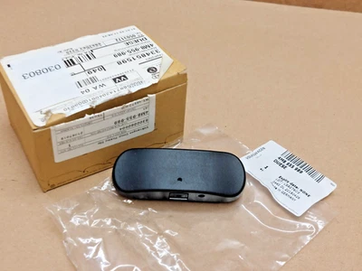 Audi Q8 4MN Center Windshield Washer Nozzle 4M8955989 NEW GENUINE — 第 1/4 张图片