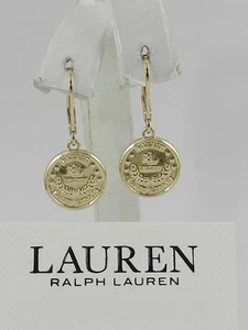 Pendientes colgantes Lauren Ralph Lauren tono dorado con logotipo de moneda - Imagen 1 de 3