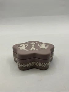 Wedgwood pink lilac and white trinket box Vintage (SN) - Picture 1 of 24