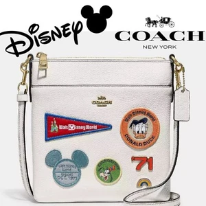 Coach x Disney Kitt Messenger Umhängetasche mit Patches Messingkreide - Bild 1 von 5