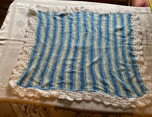 Manta para bebé de ganchillo azul de 38""x33"" hecha a mano con borde blanco - Imagen 1 de 9